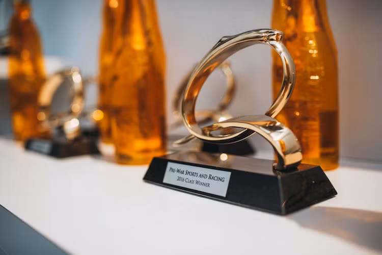 Giống như những lễ hội siêu xe và xe cổ danh giá khác, ban tổ chức tuần lễ Monterey cũng đã tổ chức nhiều cuộc thi xe đẹp trong khuôn khổ của buổi ofline The Quail và lễ hội Pebble Beach.