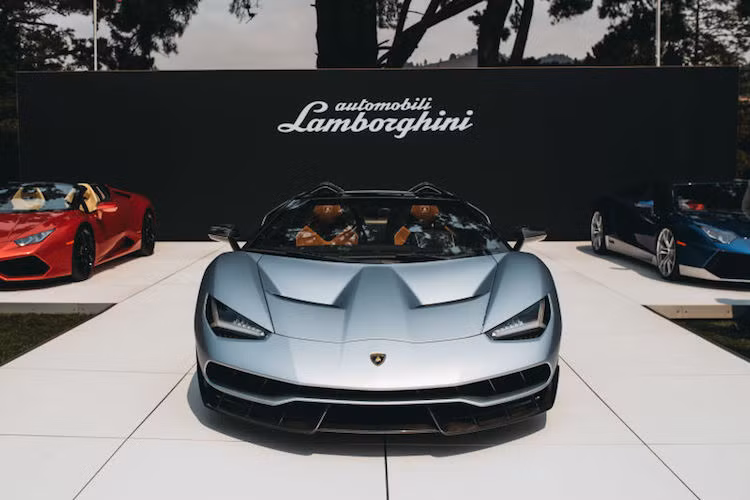 Bản thân Lamborghini cũng đã chọn lễ hội Pebble Beach để "trình làng" phiên bản mui trần Roadster của siêu xe Centenario kỷ niệm 100 năm ngày sinh ông Ferruccio Lamborghini - người sáng lập ra hãng.