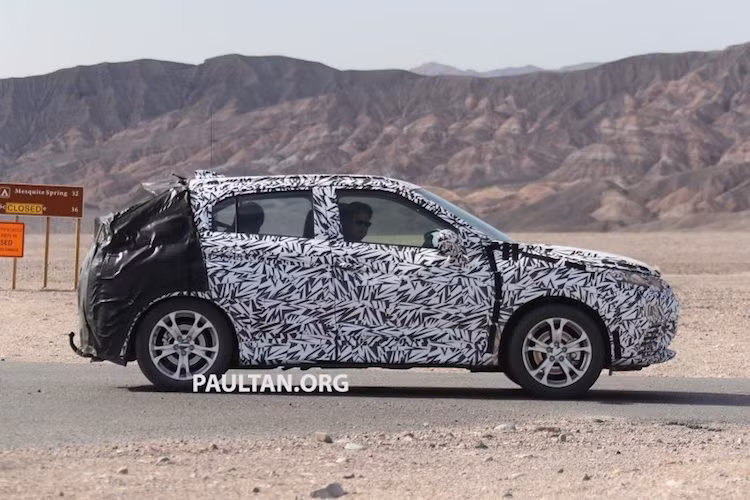 So với mẫu concept XR-PHEV II, vòm mái của chiếc xe đã có độ dốc thấp hơn hẳn. Tuy nhiên, đường dập chạy xéo từ vòm bánh sau tới giữa cửa trước trên phiên bản concept vẫn được giữ nguyên. Do có phần đuôi bị che kín bởi nilon đen nên hiện vẫn chưa rõ kiểu dáng phía sau của Outlander Sport mới sẽ như thế nào.