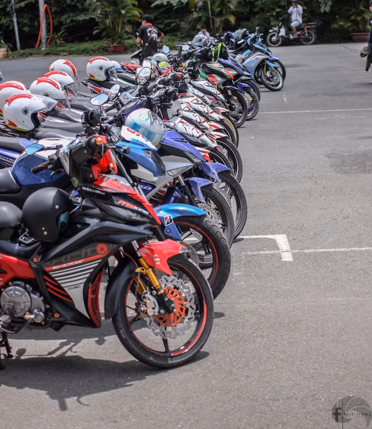 Trong buổi sáng đầy nắng của Sài Gòn vào ngày Chủ Nhật 21/8/2016, những thành viên của CLB Exciter Sài Gòn và một số thành viên của các CLB Exciter khác tại các tỉnh thành lân cận đã cùng tụ tập để xếp đội hình xe chụp ảnh lưu niệm.