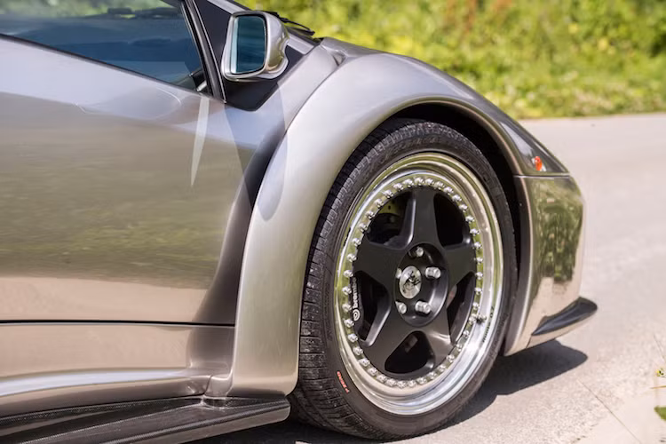 Vòm bánh trước của Diablo GT cũng đã được nới rộng hơn một chút so với Diablo thường. Cả 4 bánh xe được trang bị bộ mâm OZ 5 cánh đơn kiểu xe đua, nằm phía sau là hệ thống phanh hiệu năng cao từ Brembo.