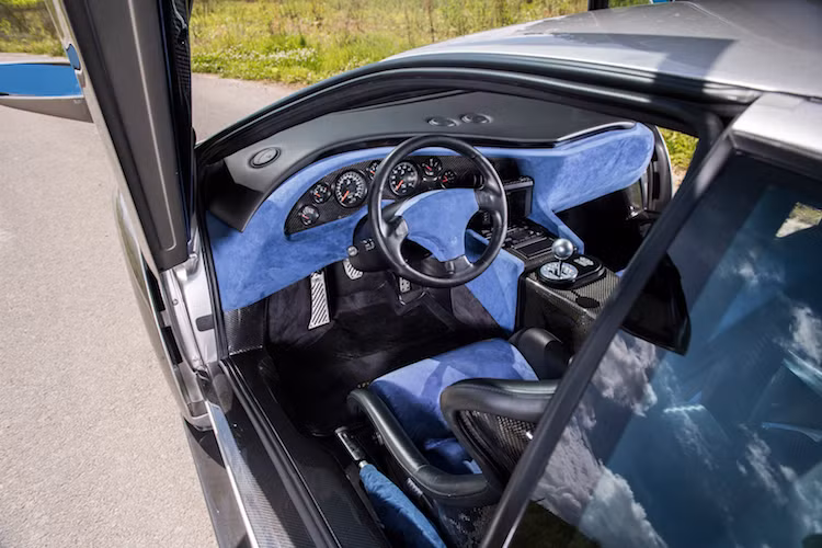 Là một siêu xe ra đời vào cuối thập niên 90 nên Diablo GT cũng được trang bị khá nhiều tiện nghi hiện đại, trong đó có hệ thống thông tin giải trí Alpine với màn hình LCD, định vị GPS và camera lùi. Khoang lái của xe được bọc trong da cao cấp và vải Alcantara.