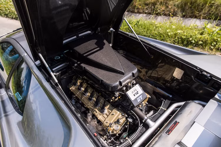 Trong khi các phiên bản Diablo thường chỉ có động cơ V12 5.7 lít nạp khí tự nhiên thì trên Diablo GT, Lamborghini đã nâng dung tích máy lên tròn 6 lít. Với nắp quy-lát cùng cổ hút bằng magie và tay biên bằng titan, động cơ này đem tới công suất tối đa 575 mã lực và mô-men xoắn cực đại lên tới 630 Nm.