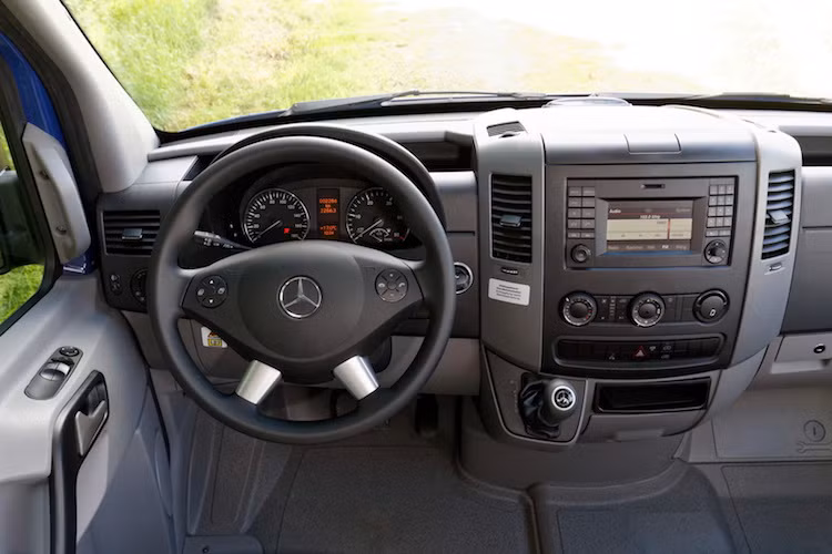 Mặc dù là một mẫu xe van nhưng Sprinter HYMERCAR Grand Canyon S có nội thất khá tiện nghi cho người lái, với vô-lăng tích hợp cụm phím điều khiển âm thanh và hệ thống thông tin giải trí. Gần như toàn bộ cabin của xe được chiếu sáng bằng đèn LED tiết kiệm năng lượng.