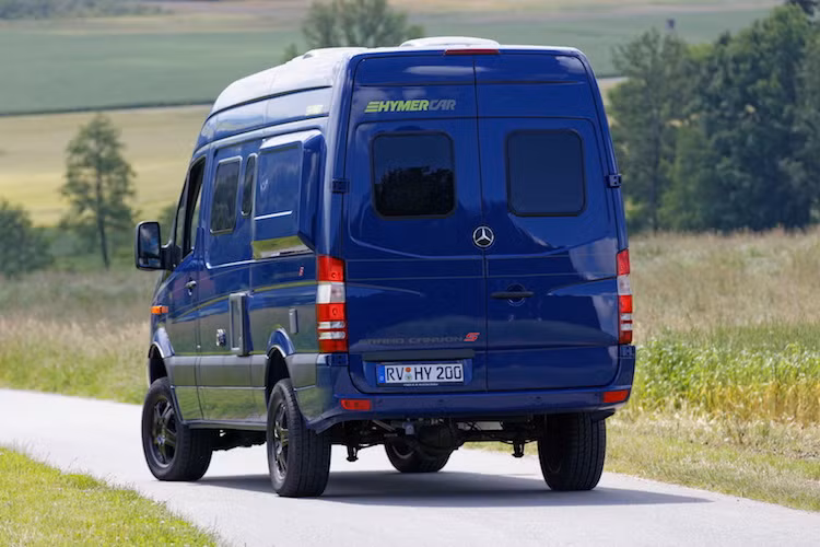 Hướng tới những hành trình đường dài qua các quốc gia khác nhau, HYMERCAR Grand Canyon S cũng có khoảng sáng gầm xe lớn hơn hẳn. Trong khi đó, phần đầu và đuôi xe không có gì khác biệt với Sprinter bình thường.