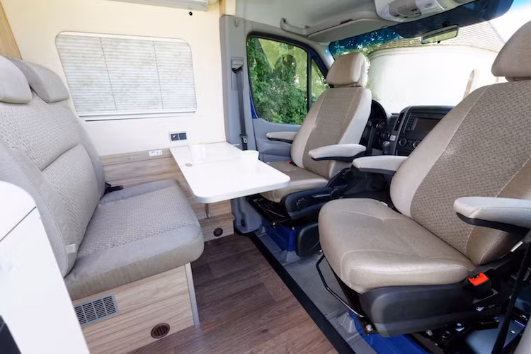 Với một hàng ghế sau gắn cố định, bàn gấp và hàng ghế trước có khả năng xoay linh hoạt, khu vực phía trước của xe có thể được nhanh chóng biến thành một phòng khách lịch sự. Toàn bộ sàn kể từ hàng ghế trước trở xuống được ốp gỗ.