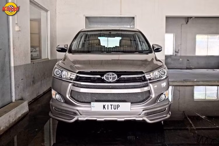 Ở ngoại thất, Kit Up đã tập trung khiến cho kiểu dáng vốn đã rất hấp dẫn của Innova thế hệ mới trở nên thể thao và cao cấp hơn. Lưới tản nhiệt lớn hình lục giác của xe nay đã có lưới mắt cáo chắn phía sau màu bạc nổi bật, trong khi cản trước nguyên bản của Innova được nâng cấp với ốp phần dưới và đèn sương mù LED.