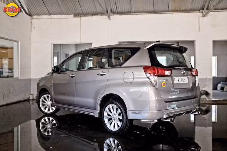 Kit Up đã lắp cho Innova một cánh đuôi trên kính hậu cùng cản sau với các cánh khuếch tán gió "giả" để giúp chiếc xe trông thể thao hơn. Nằm dưới cản là 2 cặp ống xả kép mạ chrome, nhưng chỉ dẫn khí thải từ một đường xả ẩn duy nhất.