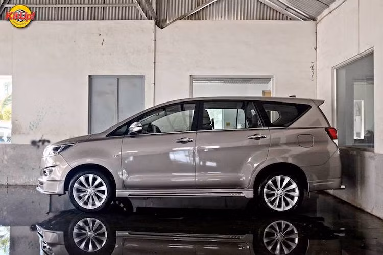 Ở hai bên thân xe của chiếc Innova Kit Up độ chỉ có thêm bộ nẹp thân nằm giữa 2 hốc bánh. Với việc nâng cấp mâm lên 18 inch và thiết kế 10 cánh xoắn đẹp mắt, Innova Crysta đã đem lại ấn tượng về sự cao cấp hơn hẳn so với xe nguyên bản.