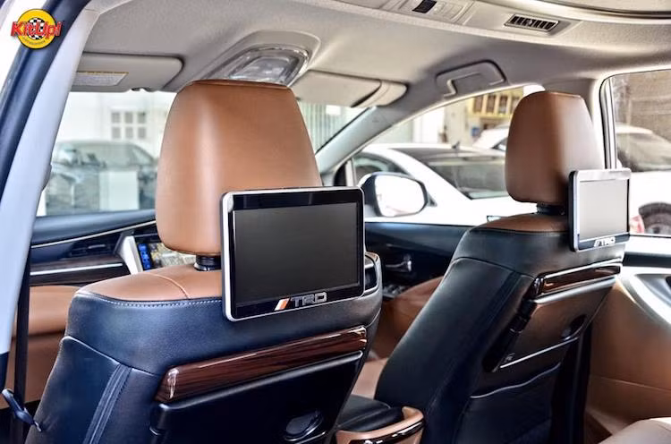 Các phiên bản Innova cao cấp vốn đã có bàn gấp giấu ở lưng ghế sau. Với hệ thống thông tin giải trí kèm màn hình treo trên ghế trước, hàng ghế sau của chiếc xe đã có đầy đủ tiện nghi như một mẫu xe hạng sang.