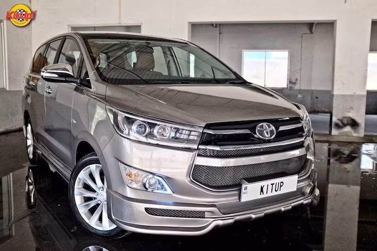 Ngoài các thay đổi ở nội và ngoại thất, hệ động lực của Innova vẫn được giữ nguyên. Tại Ấn Độ, chiếc xe được trang bị 2 phiên bản động cơ dầu là 2.8l turbodiesel 174 PS/360 Nm kết hợp với hộp số tự động 6 cấp, hoặc 2.4l diesel 149 PS/343 Nm với hộp số sàn 5 cấp.