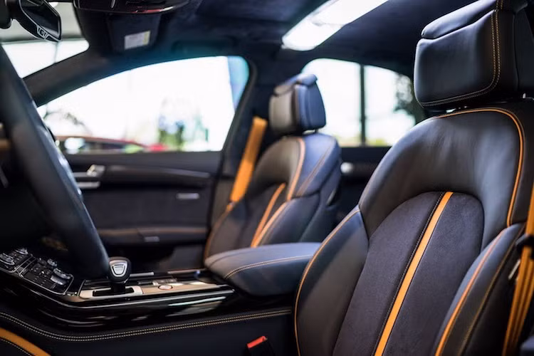 Trên chiếc S8 Plus này, dịch vụ cá nhân hóa từ Audi Exclusive còn viền các chi tiết nội thất như tay lái, bệ trung tâm, các ghế ngồi và tấm ốp cửa với các dải alcantara màu cam, tạo điểm nhấn nổi bật.