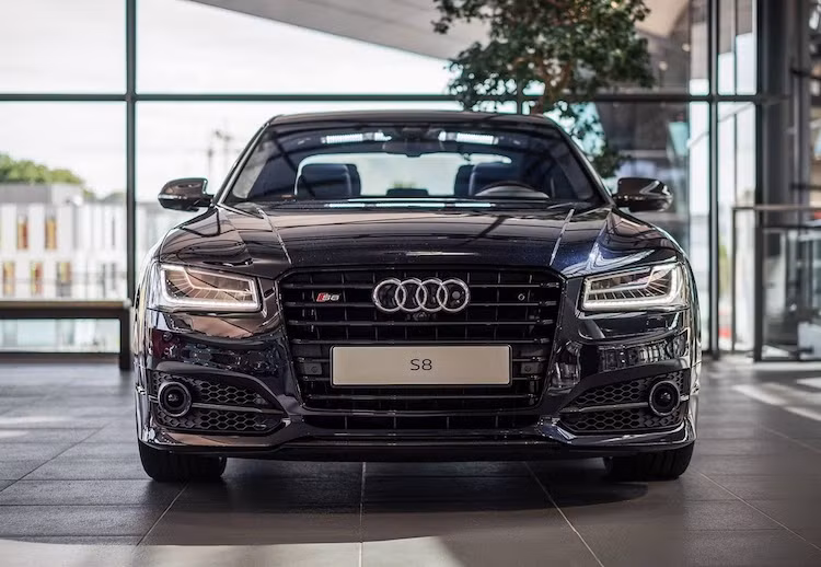 Dù là phiên bản thể thao nhất của dòng Audi A8 nhưng trên S8, kiểu dáng của chiếc xe không có nhiều thay đổi so với những model A8 bình thường. Audi S8 Plus được trang bị bộ bodykit thể thao, nhưng chỉ được thay đổi nhẹ và không "phá" thiết kế tinh tế của dòng A8.