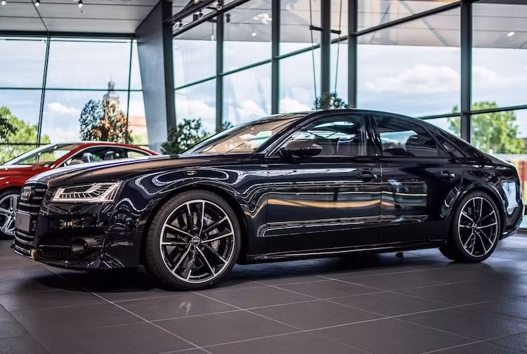 Trên các phiên bản Audi S8, hãng xe sang Đức đã trang bị cho chiếc xe động cơ xăng 4.0 TFSI tăng áp kép. Tuy nhiên với phiên bản S8 Plus, động cơ này được nâng cấp công suất tối đa lên tới 605 PS và mô-men xoắn cực đại lên tới 700 Nm.