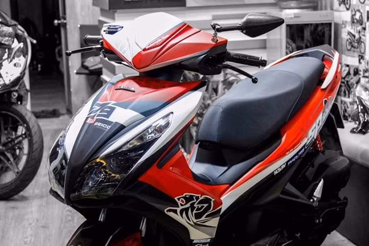 Chiếc Honda Air Blade 2014 nguyên bản màu đỏ - đen. Chủ xe là một biker ở Vũng Tàu.
