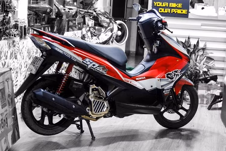 Xe chủ yếu để zin và trang trí một vài phụ kiện nhỏ nhằm tạo vẻ ngoài nổi bật và thể thao bằng dàn áo sơn airbrush công phu.