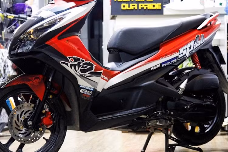 Thời gian hoàn thiện chiếc xe trong một tuần. Honda Air Blade 125 là mẫu scooter đang khá ăn khách tại thị trường Việt Nam. Mẫu xe này hiện có giá bán từ 38 đến 41 triệu đồng.