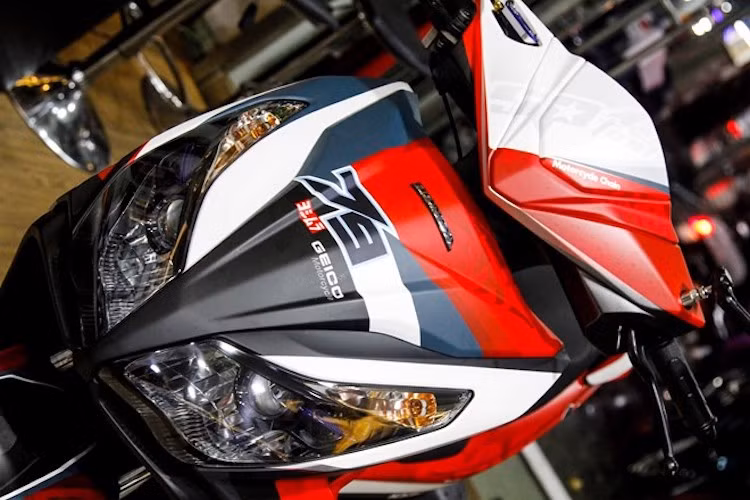 Do muốn giữ màu chủ đạo đỏ nên chủ xe chọn tông màu đỏ - đen như màu sơn zin đồng thời nhấn thêm màu trắng giúp chiếc xe sáng và hài hoà hơn.