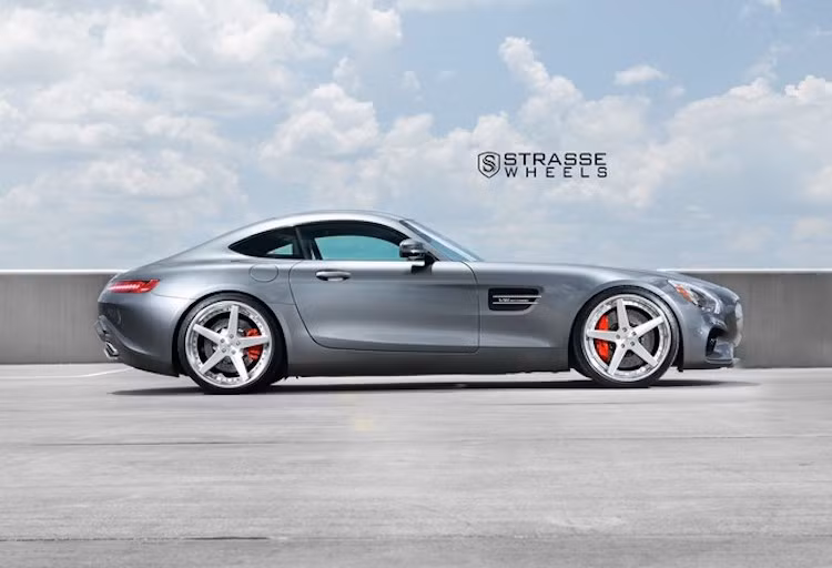 Thiết kế của AMG GT S vẫn mang đậm nét đặc trưng của những mẫu xe thể thao Mercedes trong quá khứ, bao gồm nắp ca-pô dài, đuôi ngắn và những mảng thân xe đầy "cơ bắp" Phần đầu được thiết kế mang đặc trưng của Mercedes trong thời gian gần đây, trong khi phần đuôi có đèn hậu khá giống với S-Class Coupe.