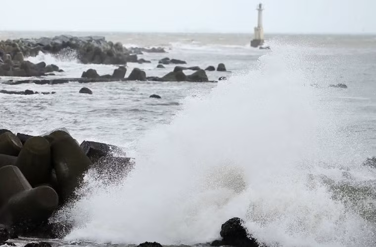 Sóng biển dâng cao ở bờ biển thuộc Ishinomaki, Miyagi.