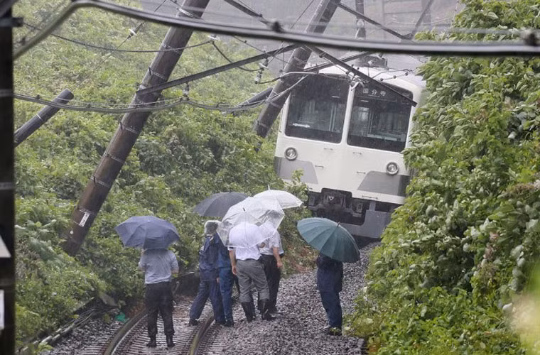 Một đoàn tàu bị lại do lở đất ở Higashimurayama, phía tây Tokyo sau những trận mưa xối xả do bão Lionrock gây nên.