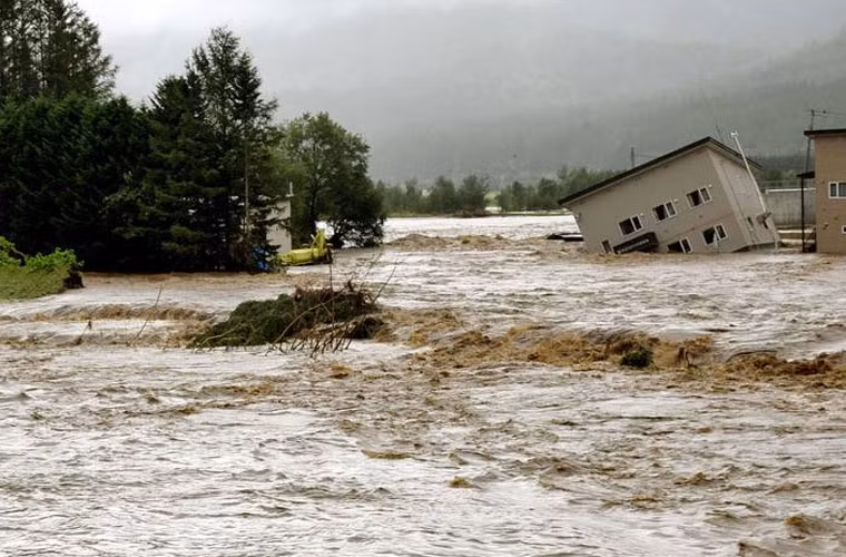 Dòng nước lũ cuốn trôi một nhà dân trên đảo Hokkaido.