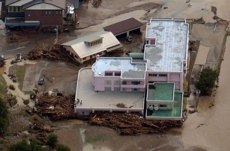 Nhà dân tại thị trấn Iwaizumi bị nước bao quanh khi cơn bão ập tới.