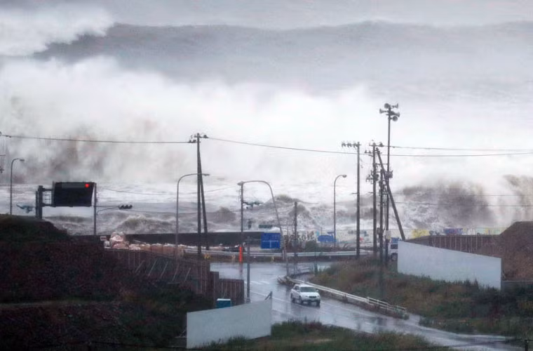 Các trận mưa lớn không dứt và những cơn sóng to ập mạnh vào bờ gây nên lụt lội ở các địa phương dọc bờ biển Thái Bình Dương khi bão Lionrock càn quét Nhật Bản. Ảnh: Các cơn sóng biển ảnh hưởng do cơn bão Lionrock dâng cao và đập mạnh vào bờ biển ở thành phố Ishinomaki, tỉnh Miyagi. Ảnh này do phóng viên Kyodo chụp hôm 30/8/2016.