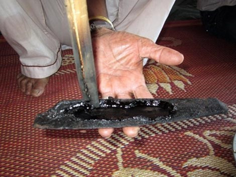 Cây rừng và vật vụng để nhuộm răng đen của người Pa Kô vẫn được ông Vỗ Bảo gìn giữ.