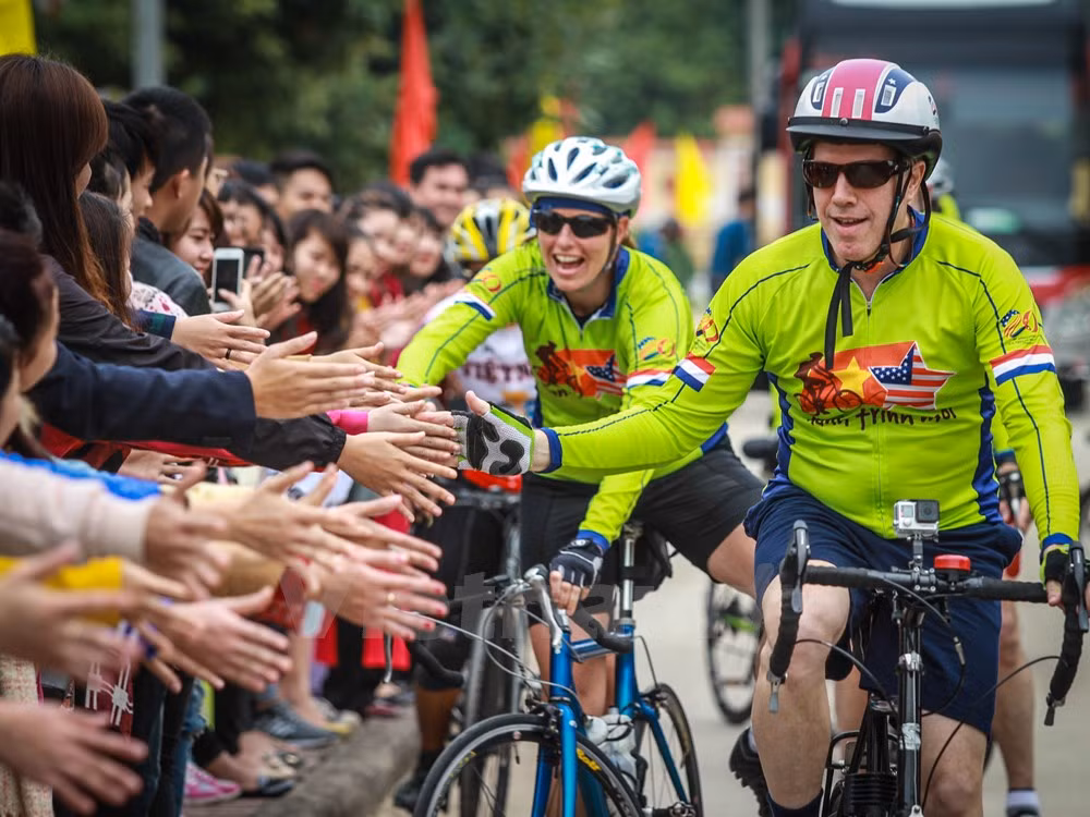 Hàng trăm sinh viên trường Đại học Quảng Bình tiếp đón nồng hậu Ngài Ted Osius khi ông đến thăm và nói chuyện cùng các bạn tại đây. (Ảnh: Minh Sơn/Vietnam+)