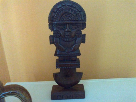 Dao Tumi (Peru): Tumi là con dao truyền thống tại Peru. Người ta tin rằng treo dao Tumi trên tường sẽ đem lại may mắn. Trong quá khứ, Tumi gắn liền với nhiều nghi lễ long trọng.