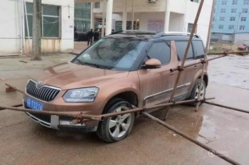 Chiếc xe ô tô của sếp đã bị khóa để đòi tiền thưởng.