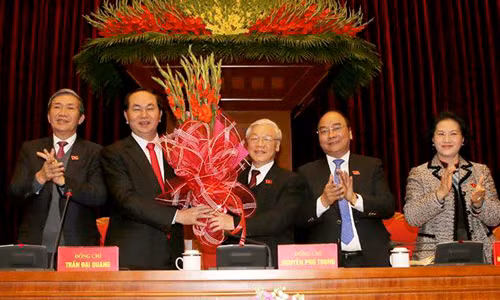 5. Ông Nguyễn Phú Trọng tái đắc cử Tổng Bí thư Trung ương Đảng khóa XII. Ngày 27/1, Ban Chấp hành Trung ương Đảng khoá XII họp Hội nghị lần thứ nhất để bầu Bộ Chính trị, Tổng Bí thư, Ban Bí thư, Ủy ban Kiểm tra Trung ương, Chủ nhiệm Ủy ban Kiểm tra Trung ương. Ông Nguyễn Phú Trọng, Tổng Bí thư Ban chấp hành Trung ương Đảng khóa XI, đã được Hội nghị lần thứ nhất Ban chấp hành Trung ương khóa XII tín nhiệm bầu làm Tổng Bí thư Ban chấp hành Trung ương Đảng khóa XII.