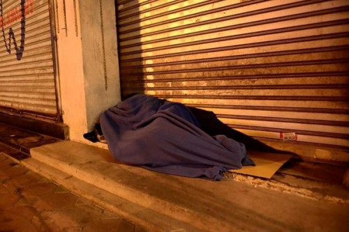 Theo chị Thanh chứng kiến cảnh người già chịu cái rét thấu da thịt khiến chị không khỏi xót lòng.