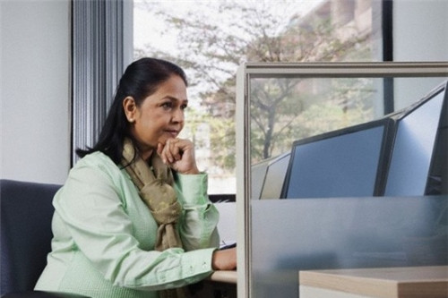 Không hiểu sao, mẹ chồng em xem được những bức ảnh đấy, không lộ mặt nhưng nhìn ga gối là bà nhận ra (Ảnh minh họa).