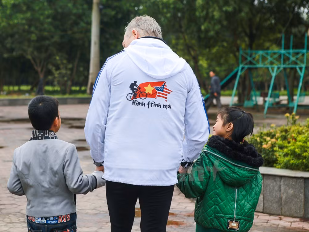 Ngài Đại sứ Mỹ hy vọng trong tương lai, mối quan hệ Việt Nam-Hoa Kỳ sẽ bước sang một trang mới, như ý nghĩa của chuyến đạp xe mang tên: Hành trình mới. (Ảnh: Minh Sơn/Vietnam+)