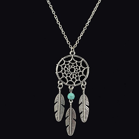 Dreamcatcher (Mỹ): Dreamcatcher quá nổi tiếng với nhiều nước trên thế giới. Người ta tin rằng treo nó ở đầu giường, nó sẽ “tóm gọn” những cơn ác mộng, chỉ để những giấc mơ đẹp lọt qua.