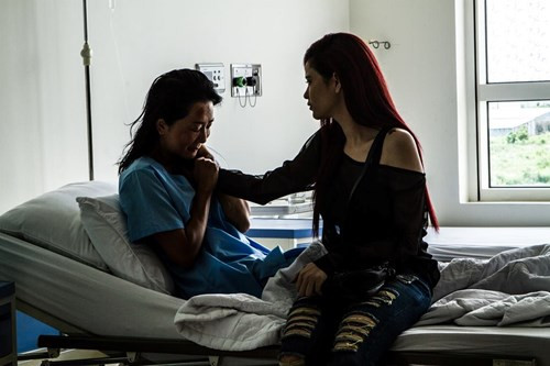 Không giữ được bình tĩnh, bà đã tát con gái Trương Quỳnh Anh một cái rụng rời. Nhưng vì vẫn chưa đạt nên đạo diễn bắt Kỳ Duyên tát đi tát lại nhiều lần khiến Trương Quỳnh Anh bật khóc thật ngay trong cảnh quay.