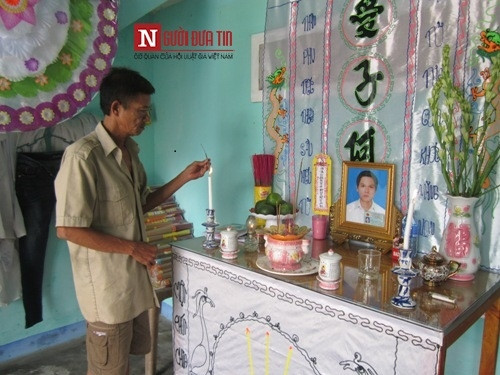 Ngày cận Tết, ông Thiết mất đi người con trai nuôi sống mình mấy năm bệnh tật.