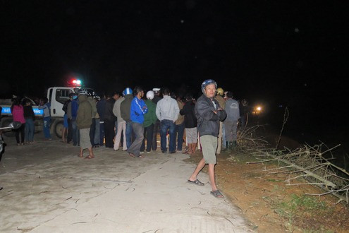 2. Lái xe “bay” qua đám ruộng, một thanh niên tử vong Khoảng 19h ngày 24/1, anh Nguyễn Văn B (SN 1980, ngụ thôn Vĩnh Quý, xã Tam Vinh, huyện Phú Ninh, tỉnh Quảng Nam) điều khiển xe máy BKS 43S7-9443 chạy từ thị trấn Phú Thịnh về xã Tam Vinh Khi đi đến một ngã 3 thuộc khối phố Tam Cẩm anh B chạy thẳng vào đường số 9. Do đường số 9 mới đổ bê-tông được một làn, làn bên kia vẫn còn là ruộng sâu khoảng 2m và chỉ rào ngăn cách sơ sài bằng tre, nên khi chạy với tốc độ cao, cả người và xe máy bay thẳng qua mặt ruộng rồi va vào con kênh cách mép đường số 9 khoảng 15m. Cú va chạm quá mạnh khiến anh B bị vỡ sọ não và tử vong.