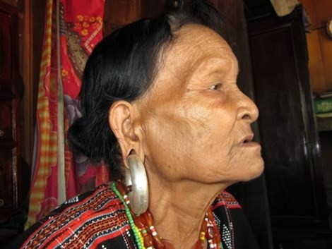 Bà Kăn Hươi, người hiếm hoi sót lại của tục cưa răng, căng tai.