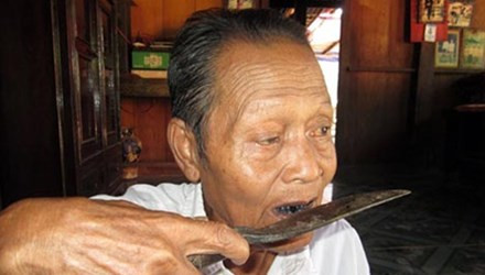 Ông Vỗ Bảo giới thiệu về tục cưa răng của người Pa Kô và vật dụng để nhuộm răng đen.