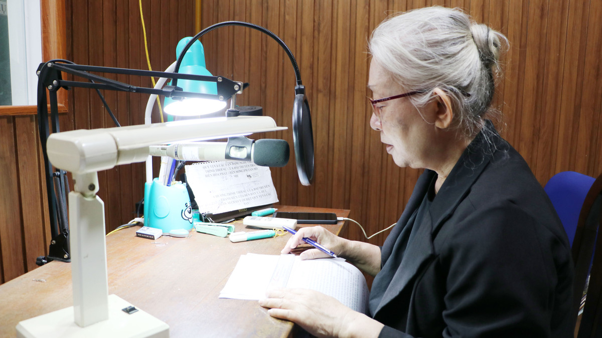 Giong ‘oanh vang’ 73 tuoi ngay ngay van can man voi nghe-Hinh-2