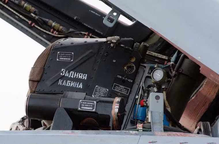 Ảnh: Phần bảo vệ vùng vùng đầu phi công của ghế phóng K-36.