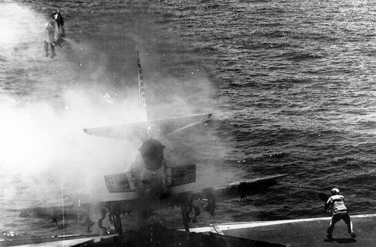 Nếu tính riêng mẫu ghế phóng Martin - Baker được sản xuất ở Anh Quốc từ năm 1946, tính tới tháng 5/2006, loại ghế này đã cứu thoát 7.152 phi công. Trong ảnh, phi công William Belden được ghế phóng "bắn ra" khỏi máy bay A-4 Skyhawk sắp lao xuống biển.