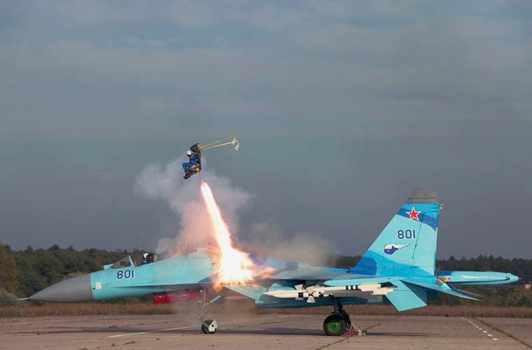 Cấu tạo ghế bao gồm: cơ cấu phóng tên lửa, hộp số, hệ thống bảo vệ vùng đầu phi công với một mái vòm che sẽ bung ra từ phần gối tựa đầu, cùng những hệ thống khác để bảo đảm an toàn cho phi công. Tổng trọng lượng ghế phóng là dưới 103kg (bao gồm cả các hệ thống dù, bộ phận bảo đảm sự sống, hệ thống oxy khẩn cấp và pháo hiệu).