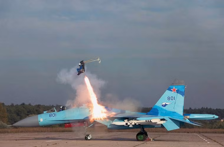 Cấu tạo ghế bao gồm: cơ cấu phóng tên lửa, hộp số, hệ thống bảo vệ vùng đầu phi công với một mái vòm che sẽ bung ra từ phần gối tựa đầu, cùng những hệ thống khác để bảo đảm an toàn cho phi công. Tổng trọng lượng ghế phóng là dưới 103kg (bao gồm cả các hệ thống dù, bộ phận bảo đảm sự sống, hệ thống oxy khẩn cấp và pháo hiệu).