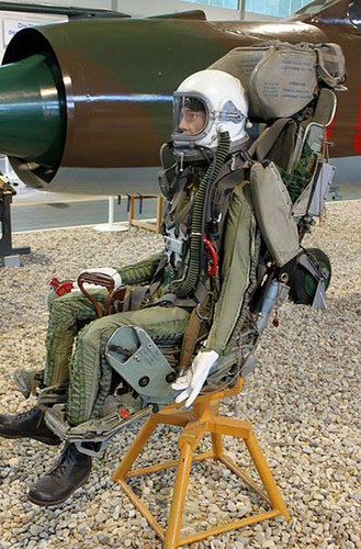 Trên các máy bay chiến đấu của Không quân Nhân dân Việt Nam đều được trang bị ghế phóng dù cho phi công. Ngay từ thế hệ tiêm kích MiG-21 đã rất cũ, phi công cũng có ghế phóng dù KM-1.