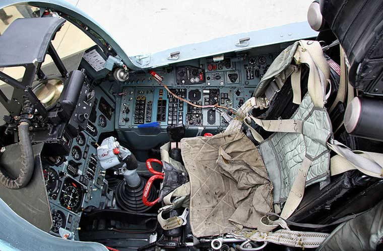 Còn trên các thế hệ chiến đấu mới hơn như cường kích Su-22M4, tiêm kích đa năng Su-27/30 đều được trang bị ghế phóng khẩn cấp NPP Zvezda K-36. Trong ảnh, ghế phóng dù K-36D trang bị trên tiêm kích Su-27.