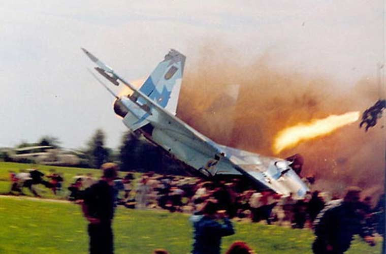 Dù ghế phóng dù nhiều khi gây chấn thương cột sống cho phi công khi mà họ sẽ phải chịu gia tốc rất lớn 12-14G. Tuy nhiên, nhìn chung thì ghế phóng dù đã cứu thoát được khá lớn sinh mạng các phi công trên khắp thế giới. Ảnh: phi công được ghế phóng K-36 bắn ra khỏi chiếc tiêm kích MiG-29 đang sắp nổ tung sau khi đâm xuống đất.